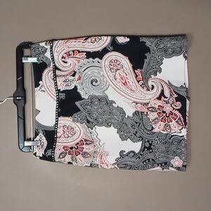A Woman Black\White\Red Paisley Flowered Skirt w Back Slit Size 2